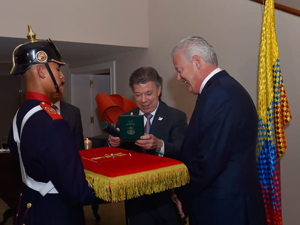 Weber Shandwick Chairman Jack Leslie Awarded Colombia’s Orden de San Carlos Medal