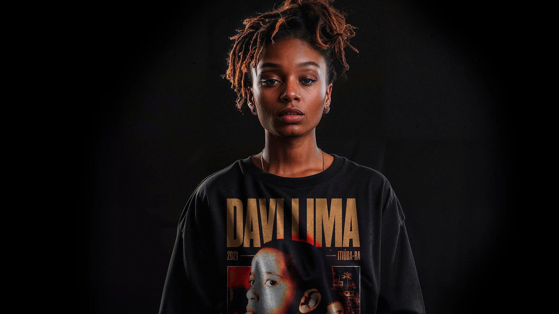 Woman wearing a printed T-shirt featuring a missing child, highlighting visibility and awareness in Weber Shandwick’s Mães da Sé campaign