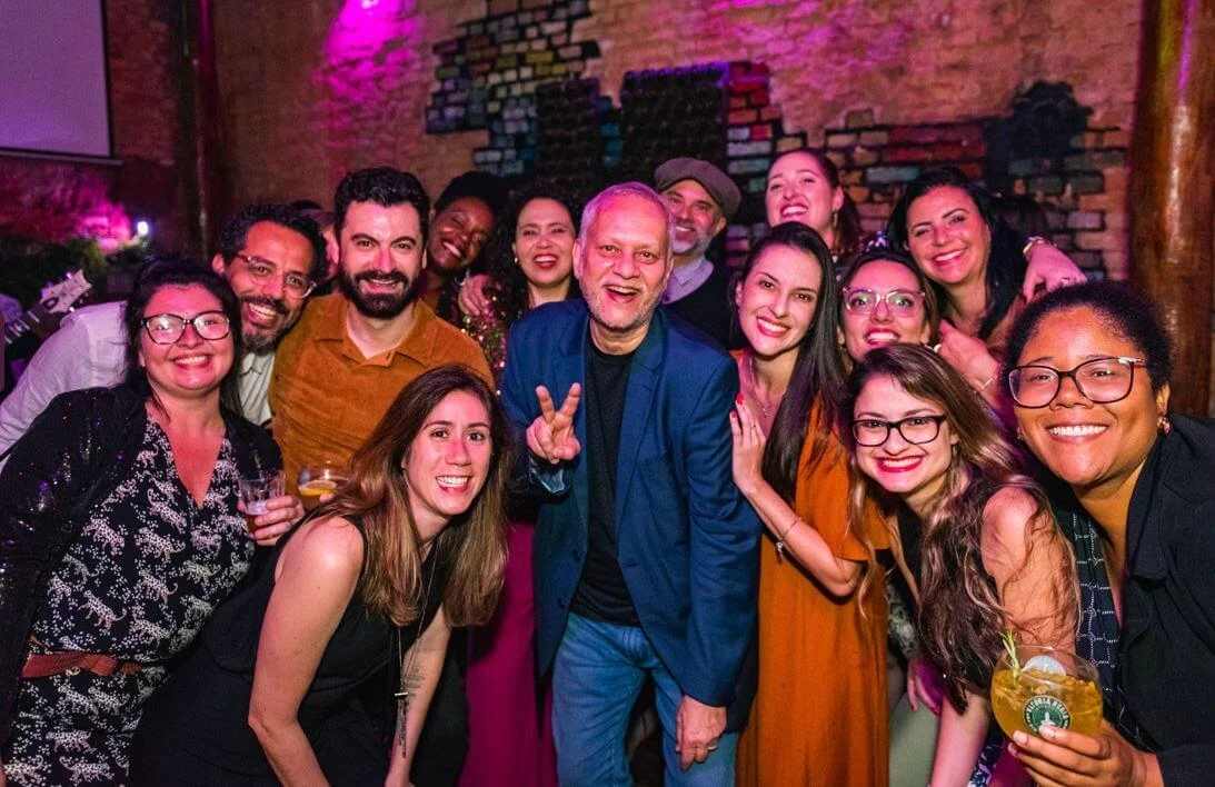Weber Shandwick São Paulo team at social event, showcasing collaborative culture and diverse group of colleagues celebrating together